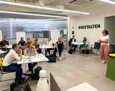 Judith Kemmann erklärt den Teilnehmern das "Ball Point Game"