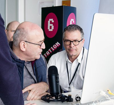 Teilnehmer der KI-Expedition testen einen Voice Agent an Station 6.