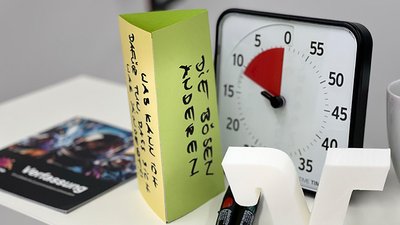 Timer, Text: 'DIE BÖSEN ANDEREN', Logoskulptur der Volksbank Alzey-Worms