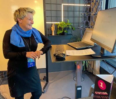 Eine Frau testet eine KI-Anwendung an einer interaktiven Station.