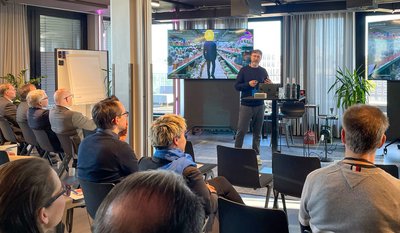 Ein Referent hält einen Vortrag über KI vor einem Publikum