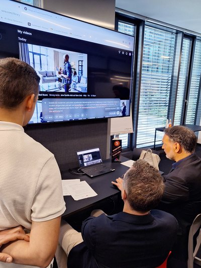 Teilnehmer der KI-Expedition nutzen den Sora Video-Generator an Station 5.