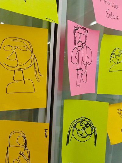 Picasso Galerie, mit Fineliner blind gezeichnete Portraits auf Postits