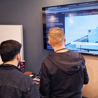 Zwei Teilnehmer der KI-Expedition nutzen die Lovable-App an Station 1.